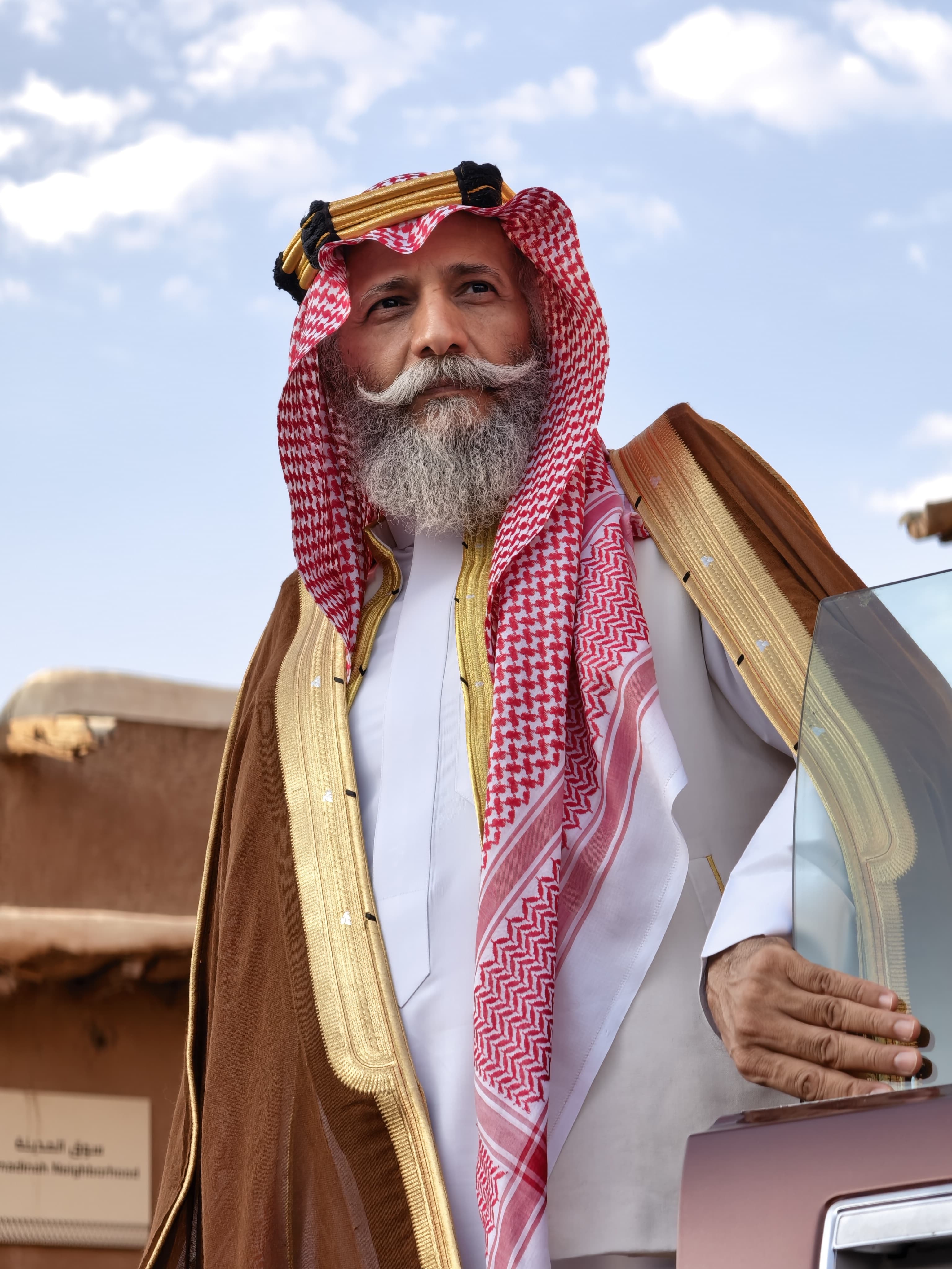 فنيس سعادان آل م لص